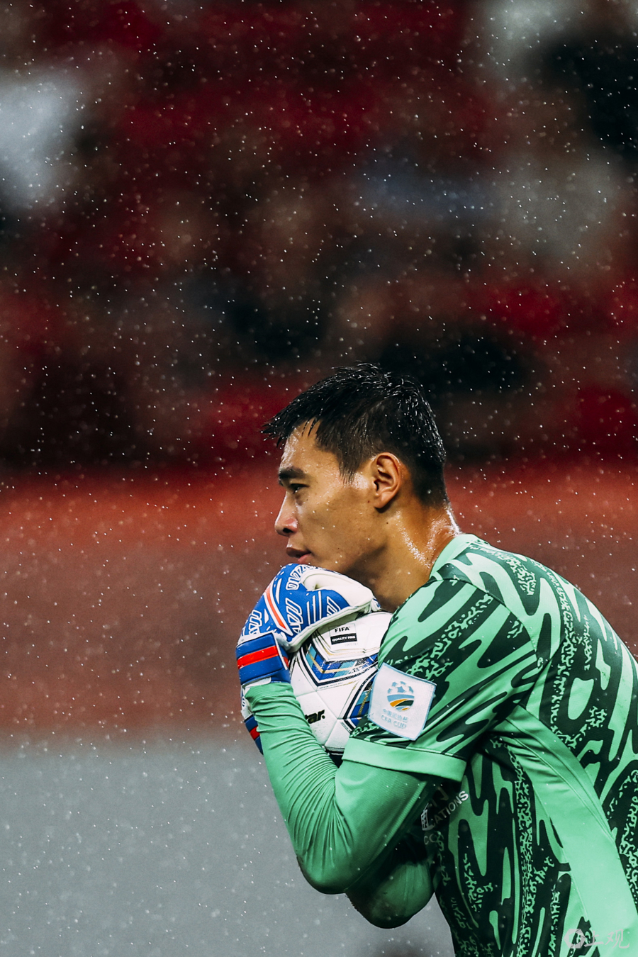  关键时刻体能课后，上海申花门线救险备战意甲，引发热议，身体对抗强度拉满